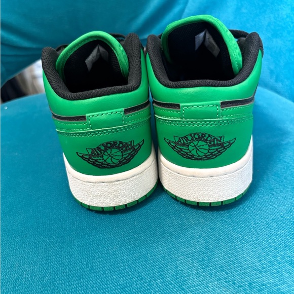 Jordan Green and Black Sneakers with Low-Top Design and Clean White Midsole - Picture 4 of 4